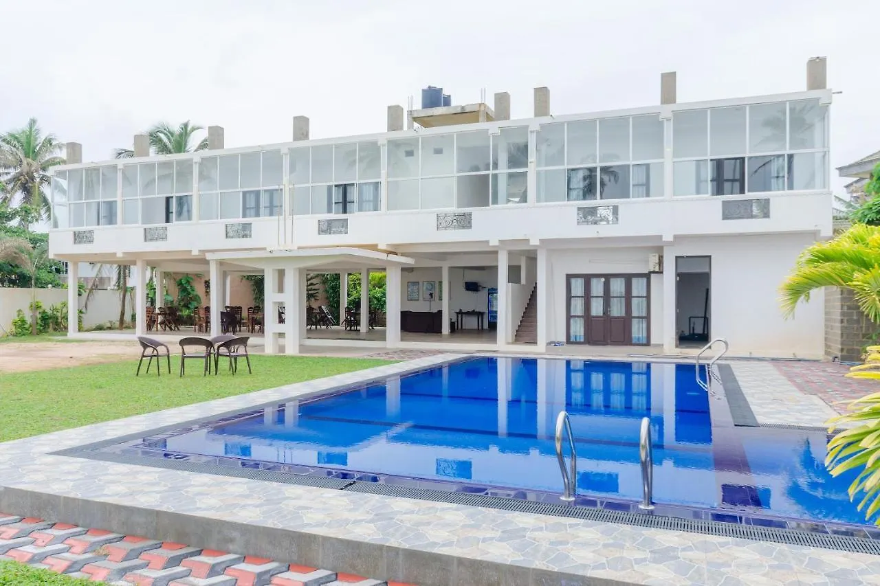 Oyo 406 Moya Hotel & Beach Resort Negombo